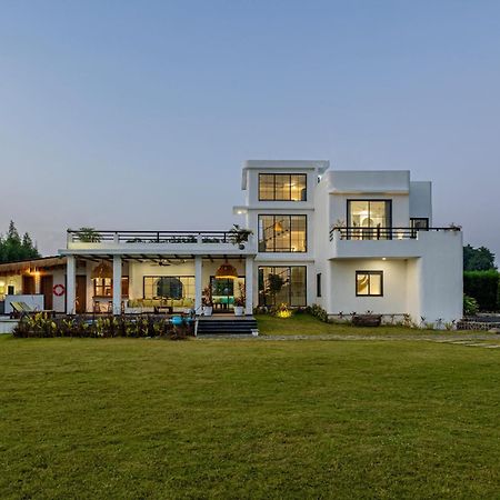 Stayvista At Lotus By The Lake With Pool, Bbq & Lawn Indore Eksteriør billede