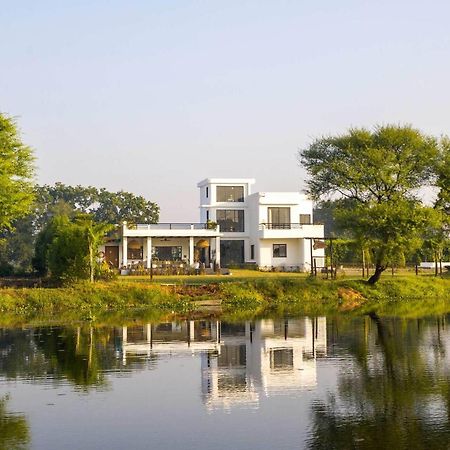 Stayvista At Lotus By The Lake With Pool, Bbq & Lawn Indore Eksteriør billede