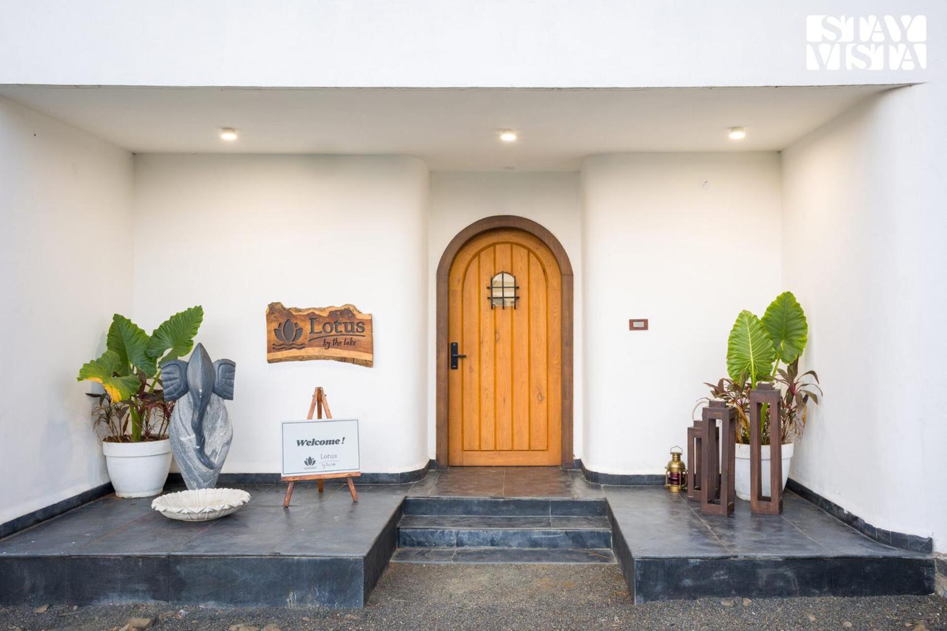 Stayvista At Lotus By The Lake With Pool, Bbq & Lawn Indore Eksteriør billede